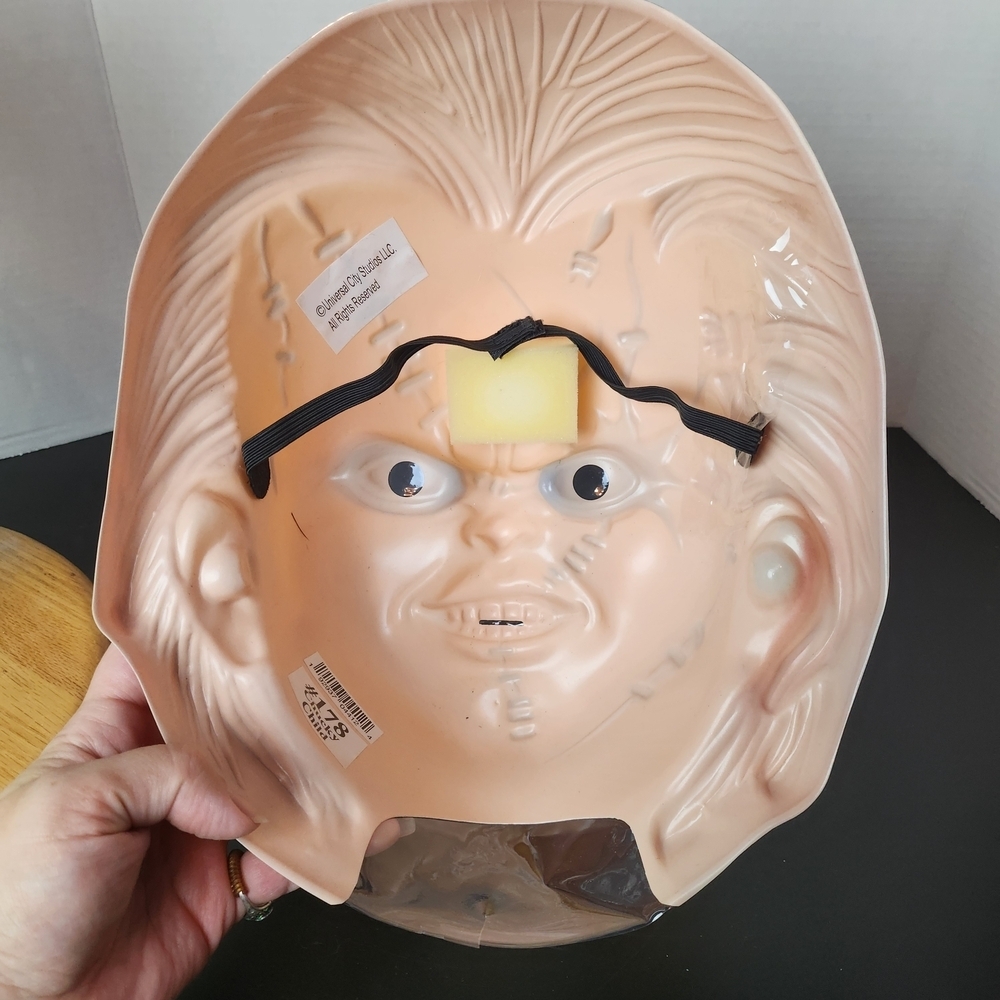Halloween Mask CHUCKY Costume Universal City Studios MEMORABILIA - Picture 5 of 7